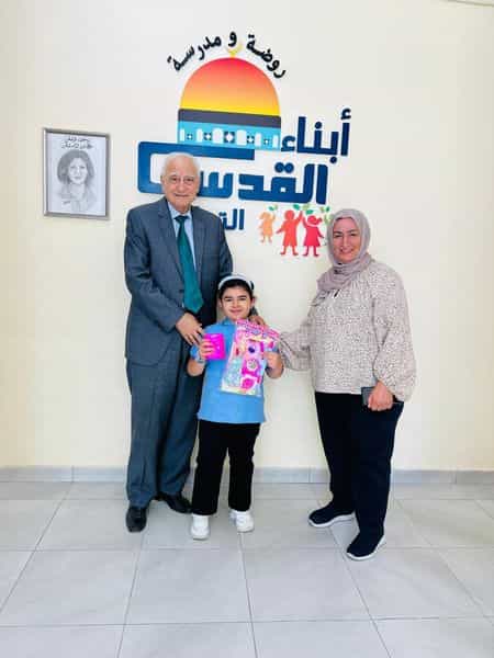 تكريم الطالبه ملك عايش محمد من الصف الثاني وذلك لفوزها بالمدالية الفضية في الكراتيه