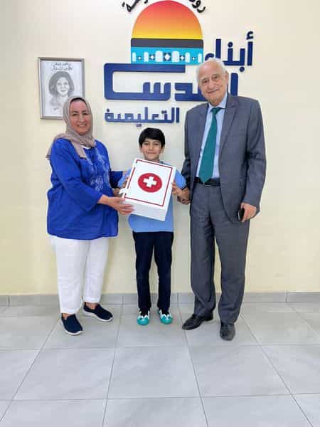 كل الشكر للطالب عبدالله أبو عواد  لتقديمه هدية وهي حقيبة مليئة بالاسعاف الأولية