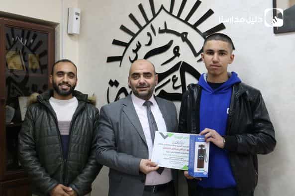 قام الدكتور سامر ابو عيشة بتكريم الطلاب المشاركين في نادي الاردوينو والدارات الكهربائية