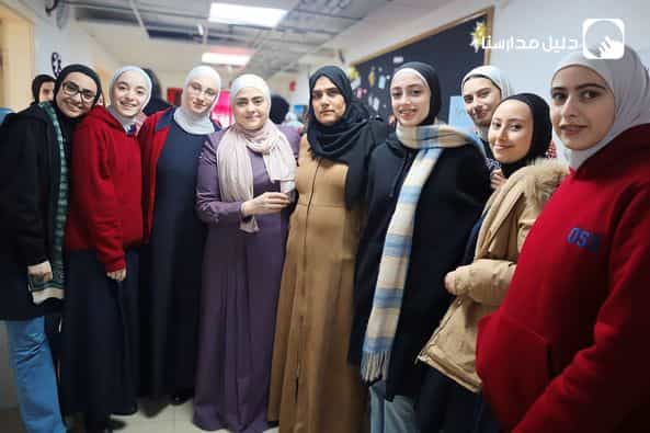 قامت الأستاذة إخلاص جودة والأستاذة ألفت بالتعاون بمشاركة الطالبات بتناول الشاي والكعك والقهوة
