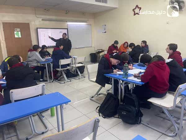 أبدى الطلاب تفاعلًا كبيرًا في هذه الحصة بحضور وإشراف المشرف التربوي لمادة الرياضيات الدكتور موسى عزت