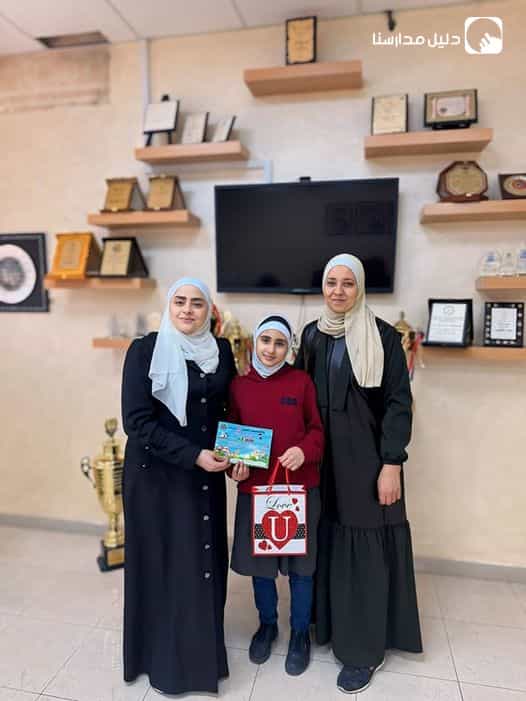 قامت المديرة الفاضلة سوزان المحتسب بتكريم الطالبة يارا العساف من الصف السادس
