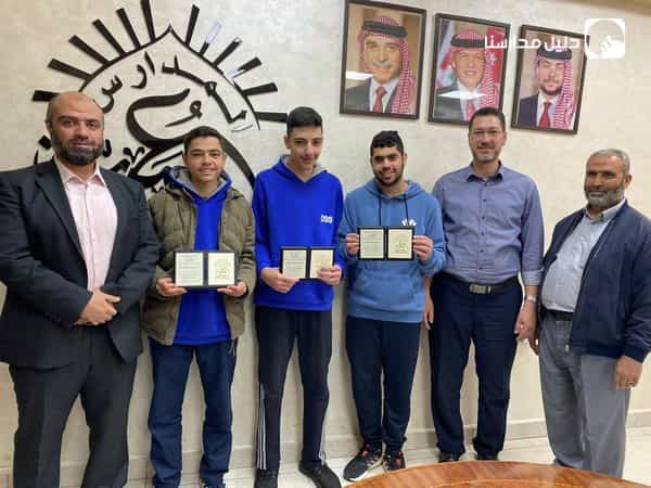 كرم مدير ثانوية البنين طلابنا المشاركين في مسابقة الكيمياء