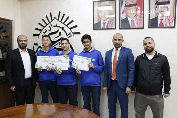 قامت إدارة ثانوية البنين بتكريم أصحاب المراكز الأولى في المسابقة القرآنية الرمضانية