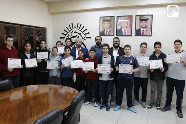 تكريم جزء من حفاظ طلبة الثامن وهم 15 طالبا من قبل مدير ثانوية البنين