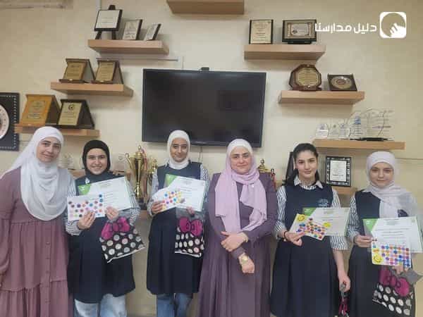 كرمت المديرة الفاضلة الأستاذة سوزان المحتسب  طالبات الصف الثامن المتميزات في حصة اللغة العربية