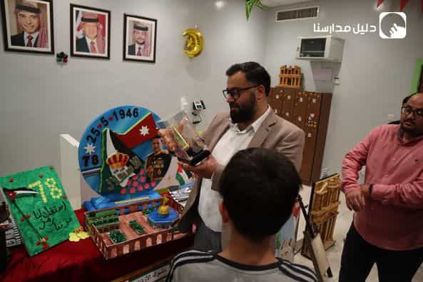 أعمال طلابيّة تتحدّث عن الأردن وتاريخه ورسومات خاصة بالاستقلال