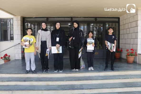 جانب من زيارة لجنة الصحافة والإعلام في مدرسة صدى المملكة الحديثة