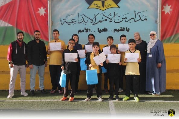 كُرّم اليوم الطلبة الفائزون بمسابقة (حفظ أبيات من بردة تميم وإلقاؤها)