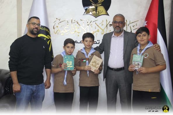 قدّمت مجموعة الأمم الكشفيّة هدايا معرِض عمّان الدولي للكتاب للمدير العام