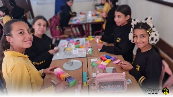 امتلأت الأركان بألوان وتصاميم مميزة أنتجتها طالبات الصف السادس في حصة الديكور المنزلي