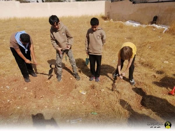 اصطحب الأستاذ عامر طلّاب الصّفّ الخامس إلى أرض مجاورة تطبيقا لدرس الأدوات الزراعيّة