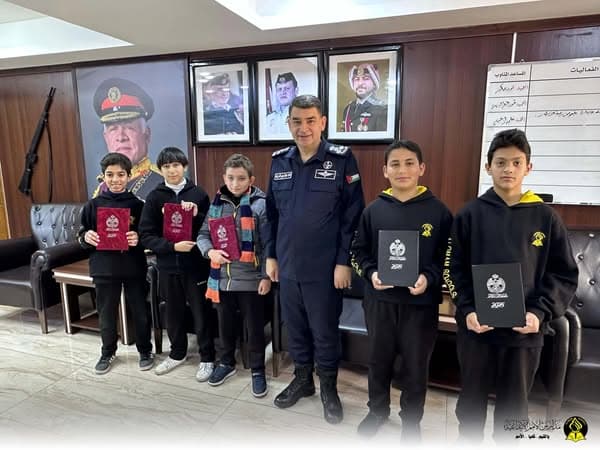 طلّابُنا في زيارةٍ كريمة للباشا العميد عاهد الشرايدة- مدير أمن إقليم العاصمة