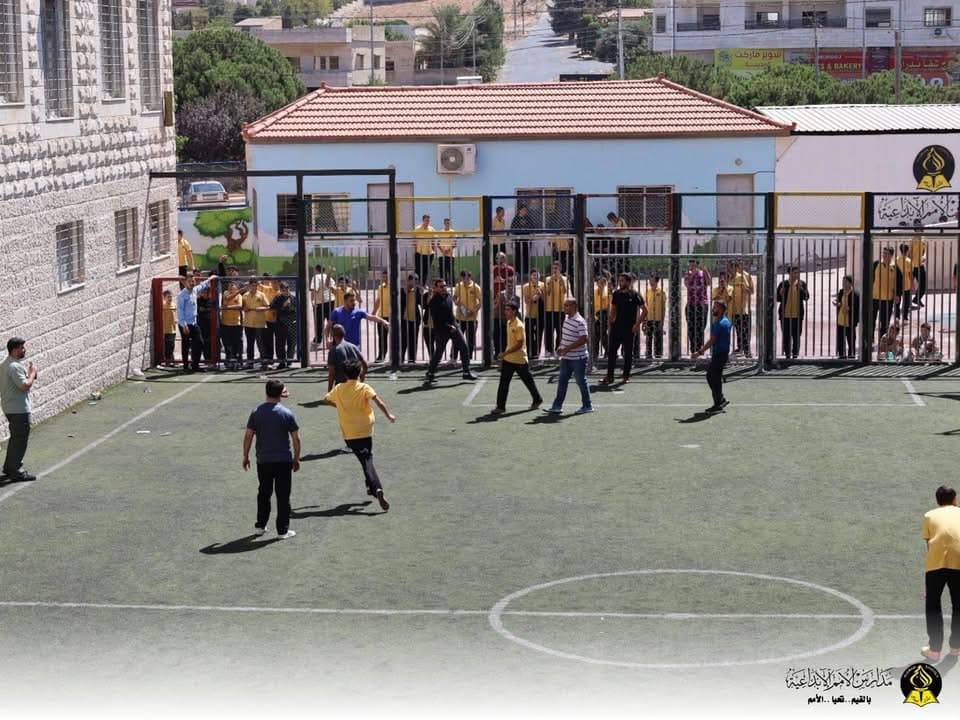 أقيمت مباراة كرة قدم حماسية جمعت بين فريق معلمي ثانوية البنين وفريق طلاب الصف العاشر