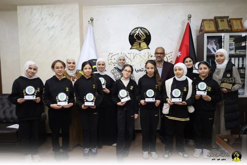 كرّم المدير العام لمدارسنا الأستاذ محمود جبر متعب الطلبةَ الفائزين في مسابقة