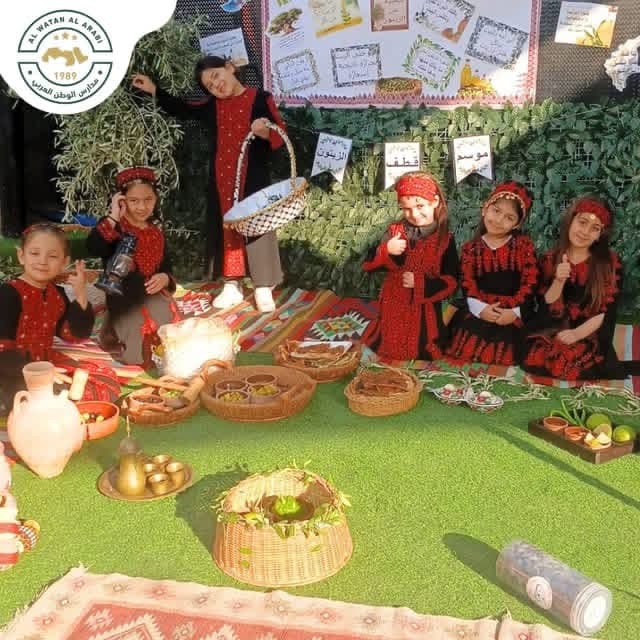 قام قسم الروضة مع طلابهم الرائعين بعمل نشاطٍ جميل احتفالًا بـ موسم الزيتون