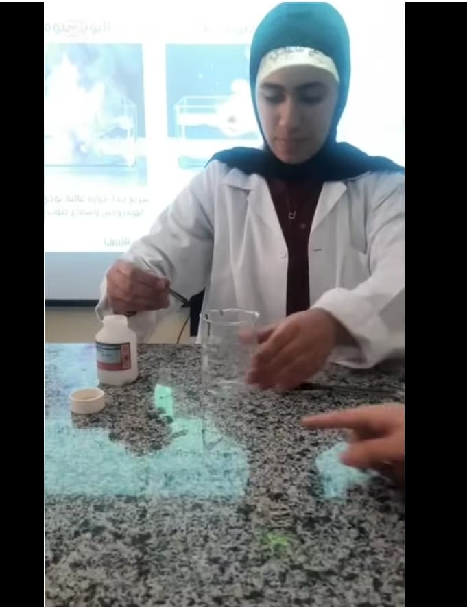 تجربة نشاط الفلزات مع طالبات الصف التاسع
