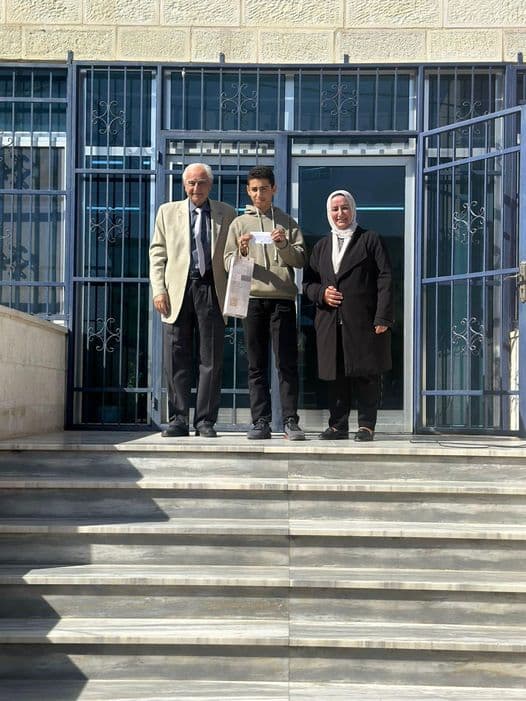 تم تكريم الطالب يامن بسام عياد وذلك لحصوله على بطاقة الانضباط الطلابي