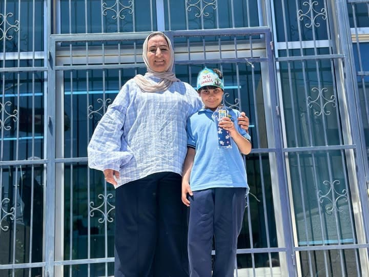 تكريم الطالب خالد منى من الصف الخامس