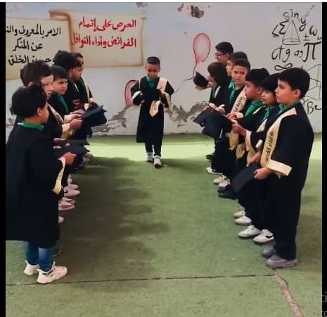 ارفع قبعة التخرج بكل فخر 🎓  وارتقِ أول درجة في سلم النجاح