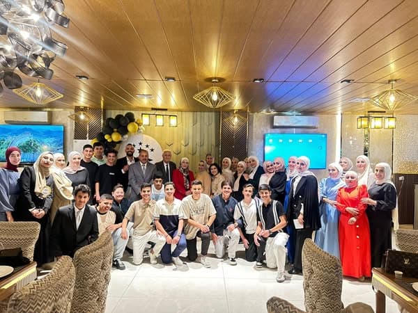 تخريج طلاب الصف العاشر وسط فرحة غامرة بوصولهم لهذه المحطة