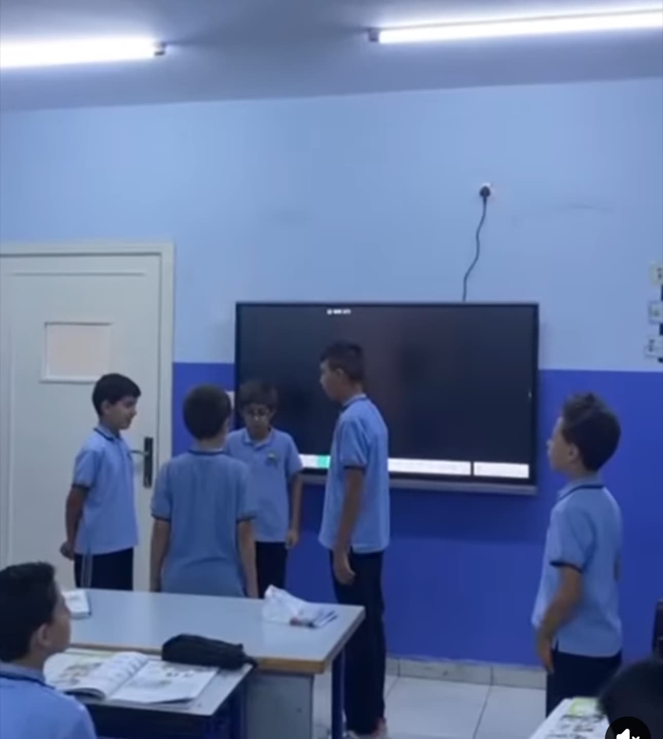 استخدمنا استراتيجية المونتيسوري لشرح حروف الجر الانجليزية