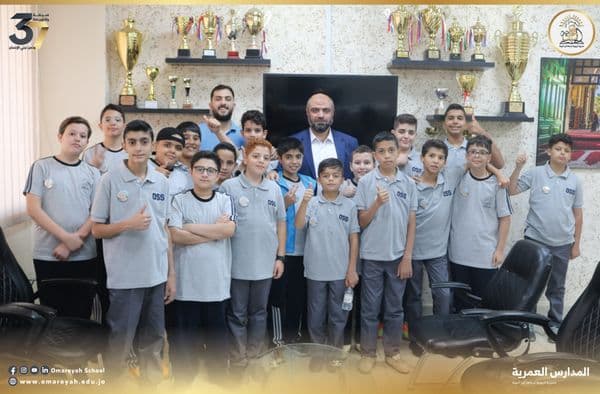 قام مدير المدرسة الأستاذ عبادة الحياري باستقبال ثلّة من الطلبة الجدد في مكتبه
