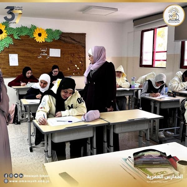 قامت مديرة ثانوية البنات أ. سوزان المحتسب بجولة تفقدية لاختبارات الشهر الأول