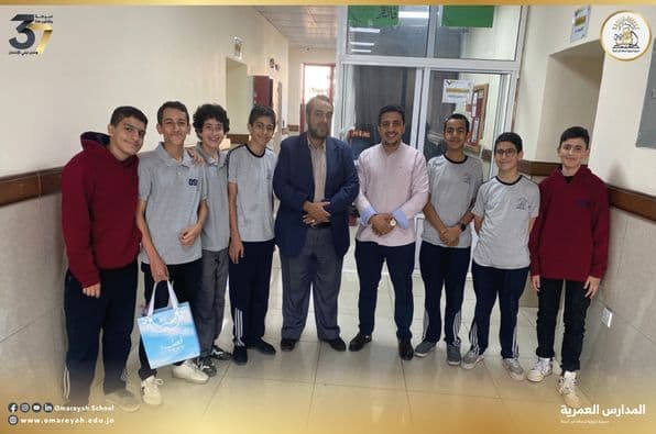 قام ( وفد طلابي من قسم الأساسي عليا ) بزيارة الطالب فارس عليان من الصف الثامن بعد قيامه سالماً من عملية جراحية