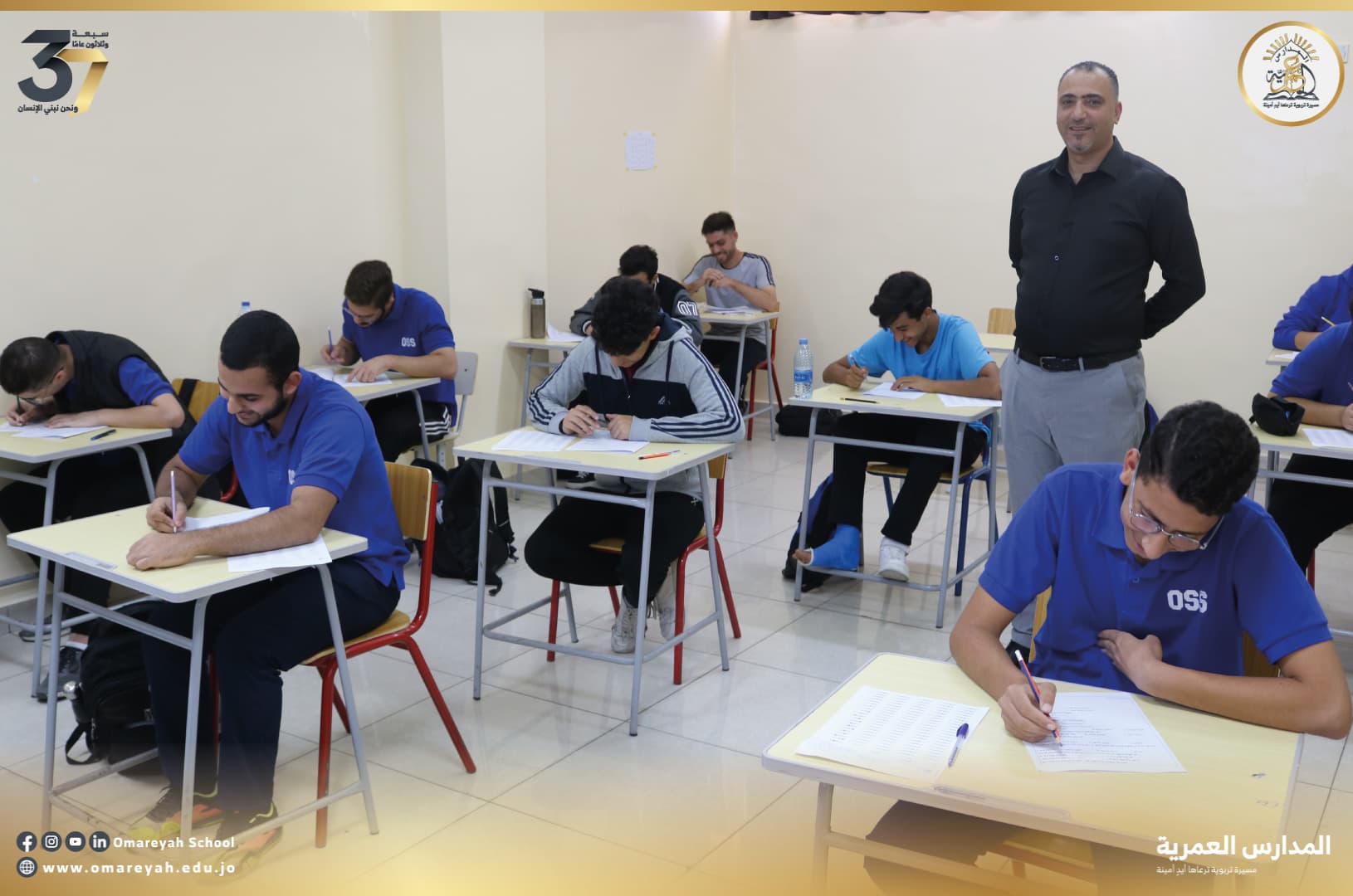 قام مدير المدرسة الأستاذ عبادة الحياري بجولة تفقدية بين طلاب التوجيهي أثناء أدائهم لاختبارات الشهر الأول