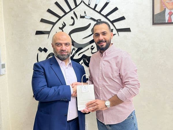 بمناسبة يوم المعلم قام مدير المدرسة الأستاذ عبادة الحياري بعمل جولة لتكريم المعلمين