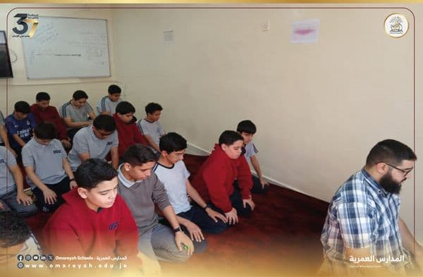 انسجامًا مع خطّتنا التّربويّة في ثانوية البنين وحرصًا منّا على تنشئة جيل محبّ للصّلاة نحرص على أداء صلاة الظّهر جماعة