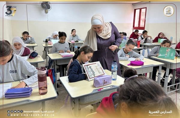 قامت مديرة ثانوية البنات بجولة تفقدية لاختبارات الشهر الأول