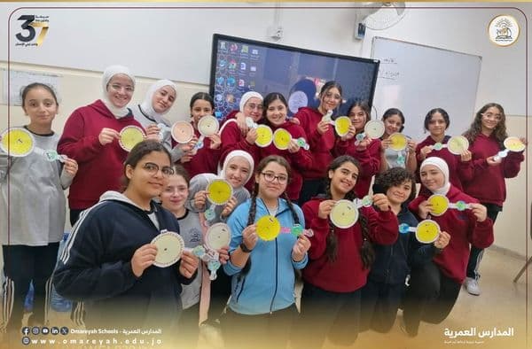 أبدعت طالبات الصف السابع بعمل نموذج يوضح ظاهرتي كسوف الشمس  وخسوف القمر