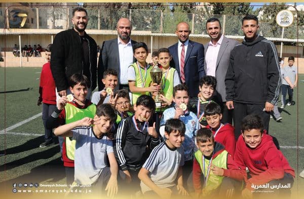 بتكريم الطلاب الفائزين في الدوري المدرسي لكرة القدم في ثانوية البنين