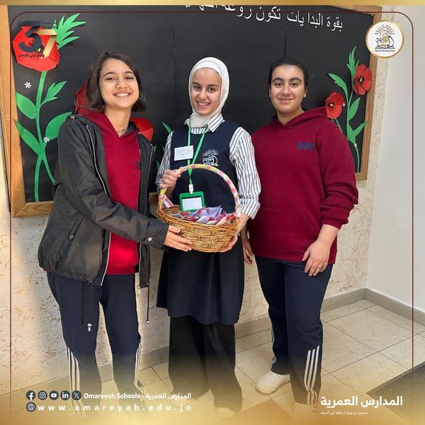 نظّمت المعلمة مها أبو قيسية درساً عمليا حول إعادة تدوير الملابس