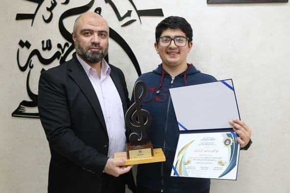 كرم مدير المدرسة الأستاذ عبادة الحياري الطلاب الفائزين في مسابقة النشيد الفردي