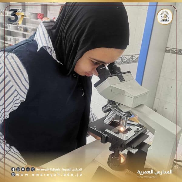 تعرفت طالبات الصف التاسع على أجزاء المجهر الضوئي المركب