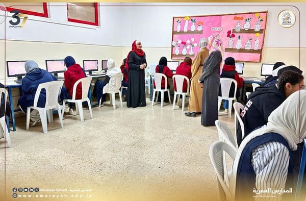 قامت مديرة المدرسة بعمل جولة تفقدية لضمان سير الاختبارات الإلكترونية