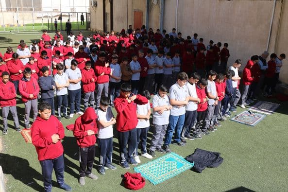 إقامـة صـلاة الاستسقاء لطلبة الصف السابع من خلال قسم التربية الإسلامية