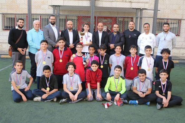 تكريم الطلاب الفائزين في الدوري المدرسي لكرة القدم في ثانوية البنين