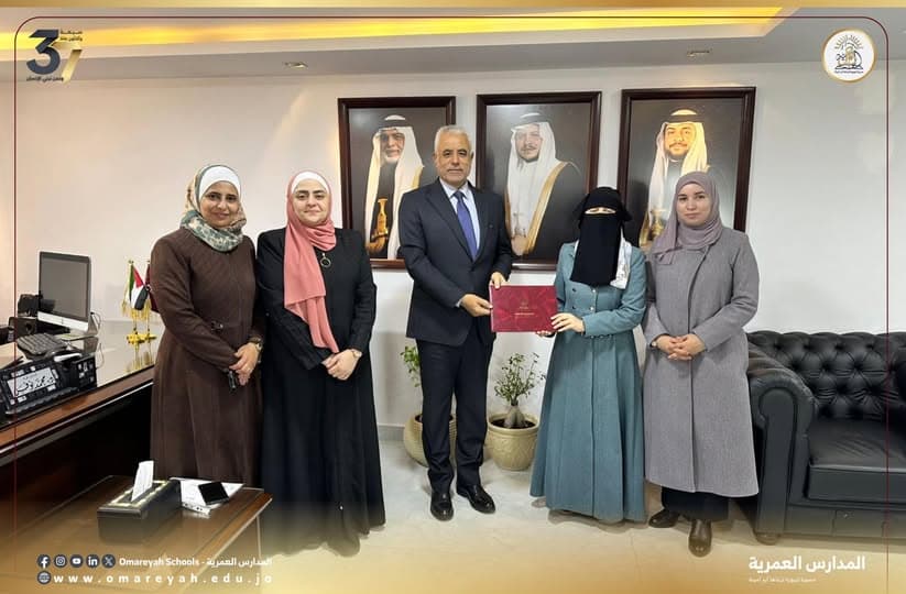تكريم المعلمة آمنة كتكت من قسم الحاسوب.