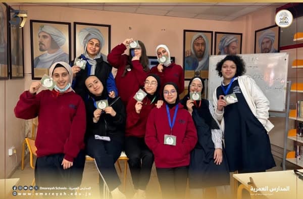 مهارة التفكير الناقد بأفكار إبداعية خارج الصندوق مع مدربات من طالبات الصف العاشر