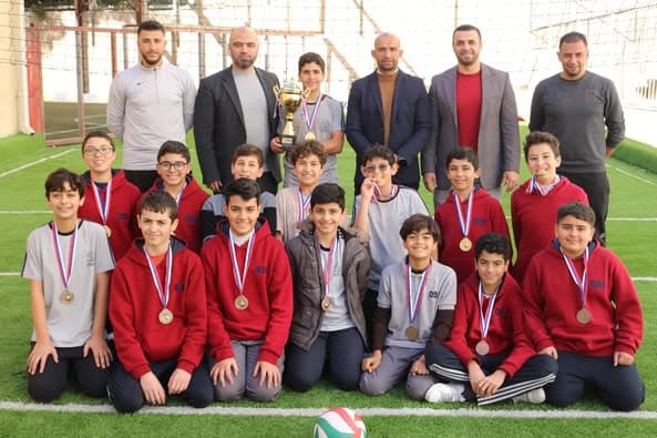 تكريم الطلاب الفائزين في بطولة الكرة الطائرة للصف السابع