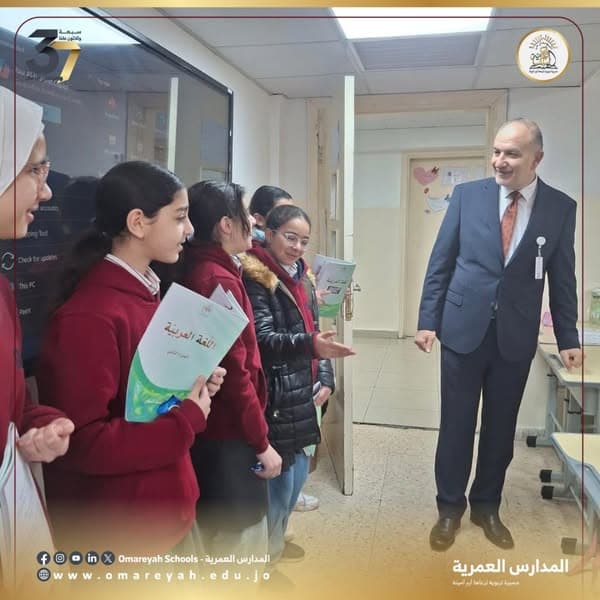افتتح مدير عام المدارس العمرية الدكتور صلاح دردس زيارته إلى ثانوية البنات بالترحيب بطالباتها مع بداية الفصل الدراسي