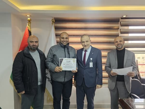 قام المدير العام للمدارس العمرية بتكريم المعلمين المشرفين على عمرة عشاق المصطفى