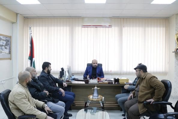 قام مدير المدرسة بتكريم المعاونين الإداريين على جهودهم المبذولة وعطائهم المستمر