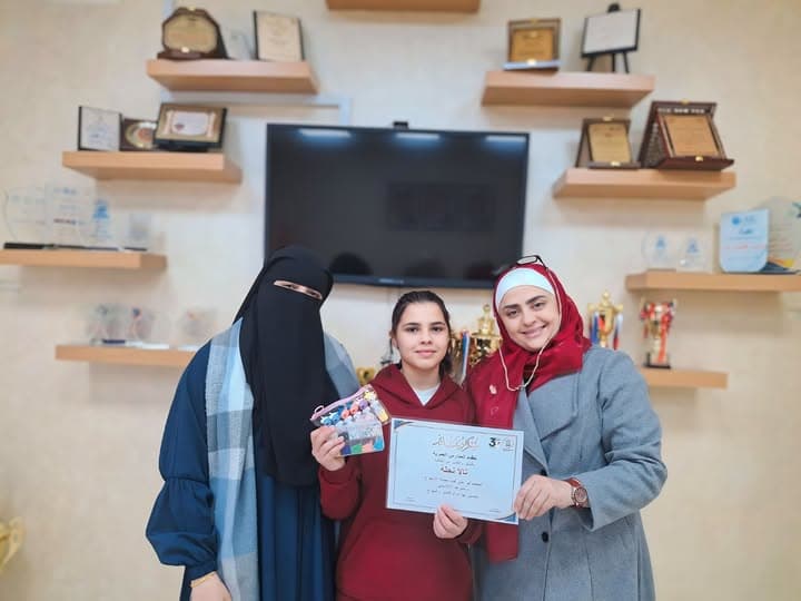 كرّمت المديرة الفاضلة سوزان المحتسب الطالبة المتألقة تالة نحلة لحصولها على لقب “نجمة الأسبوع