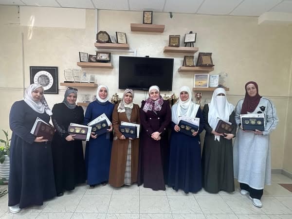 كرمت مديرة ثانوية البنات المشرفات الفنيات على جهودهنّ في قيادة ركب الثانوية