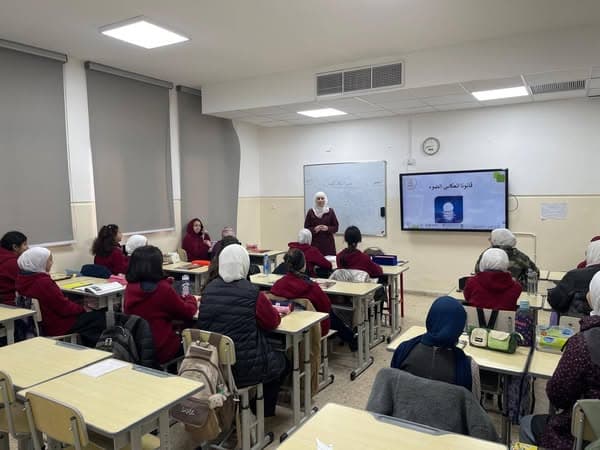 قامت المعلمة نور أبوطه بتفعيل *استراتيجية التعلم الخماسي*